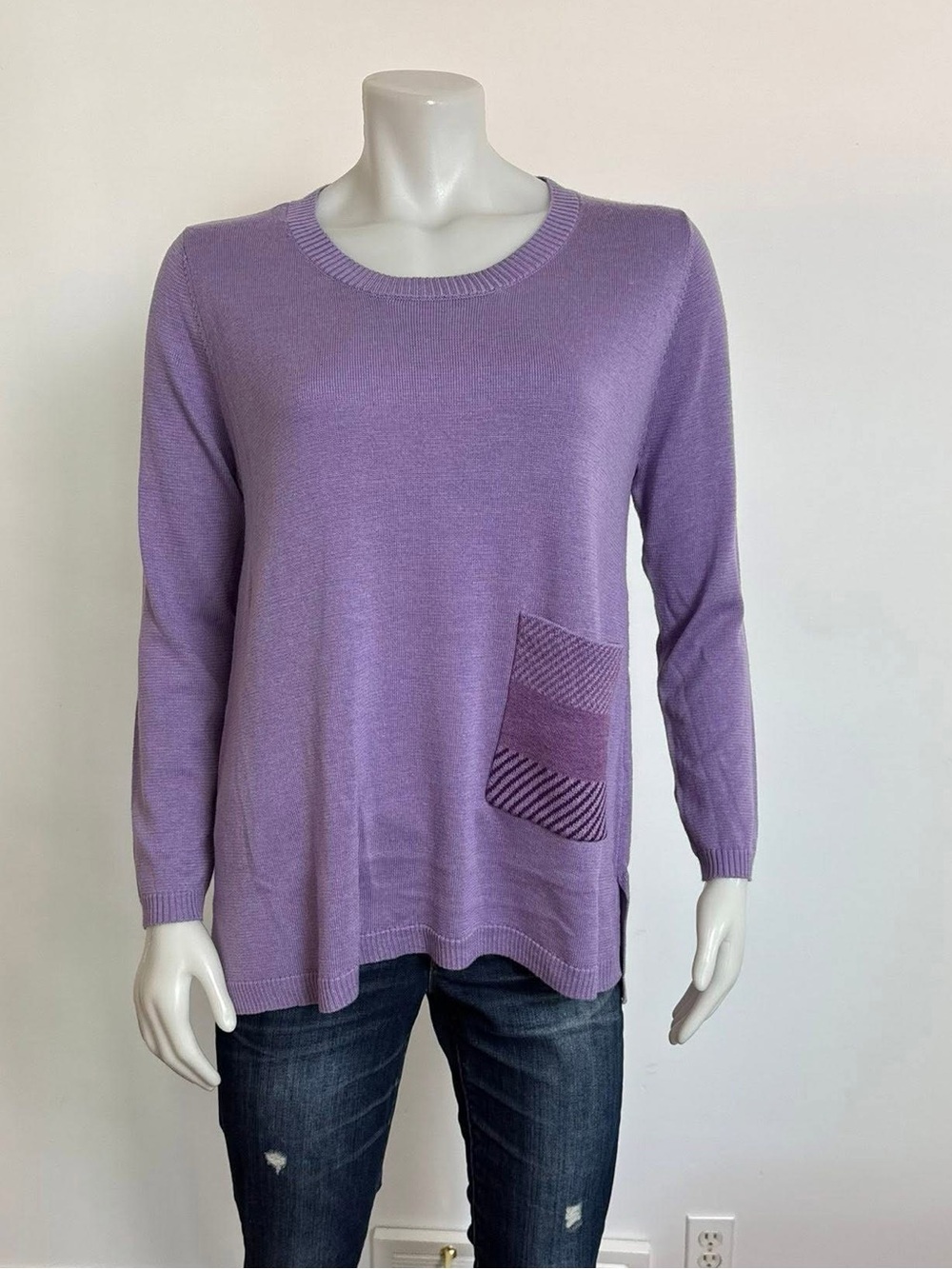 NWOT - VARIATIONS - Lilac long Sleeve Sweater with pocket. Large